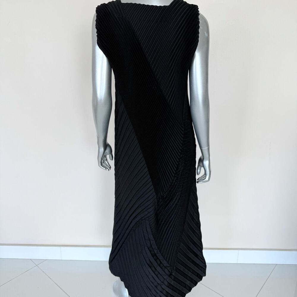 Issey Miyake women long dress size 3 or L Authentic Retail 1200$ - Picture 4 of 8